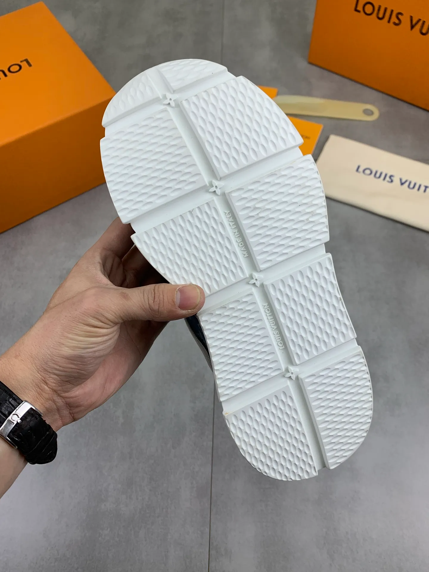 Factory price P700 💶 Top version [LOUIS VUITTON] Couple 🧑‍🤝‍🧑 Craftsman style Counter series (original order) New style 🍀LV Louis Vuitton - top version LV classic high-top trendy shoes! Made of imported original craft calfskin, original breathable lining, and original wear-resistant, lightweight, high-end TPU outsole! High quality products! 2️⃣ colors available, size: female 35-39, male 39-44 (female 40, male 45 46 customized)